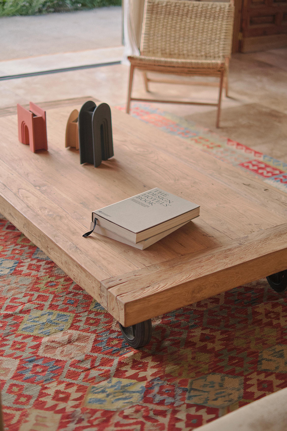 table basse bois sur roues sur tapis kilim