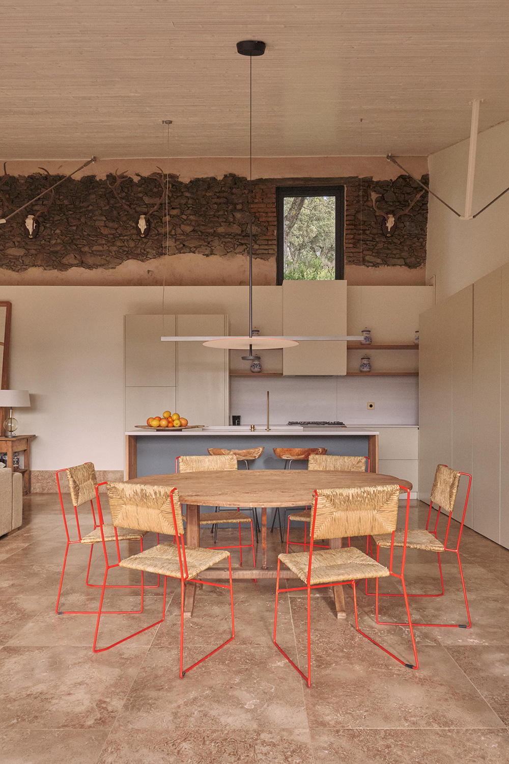 salle à manger et cuisine ouverte maison rénovée décoration méditerranéenne 