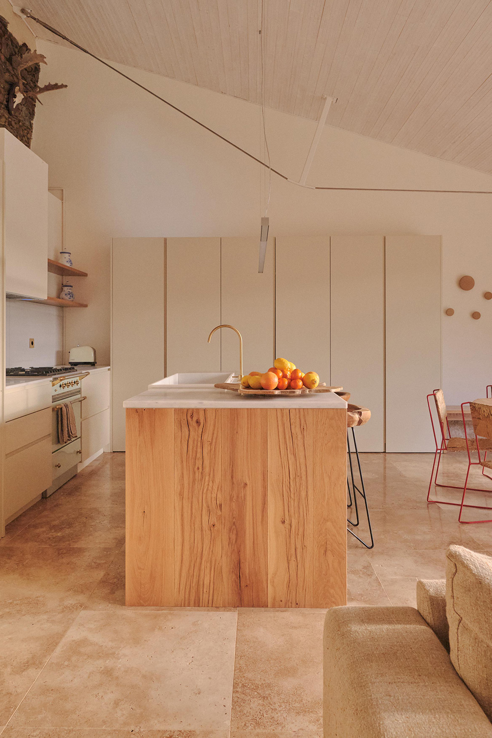 cuisine ouverte bois maison rénovée décoration méditerranéenne 