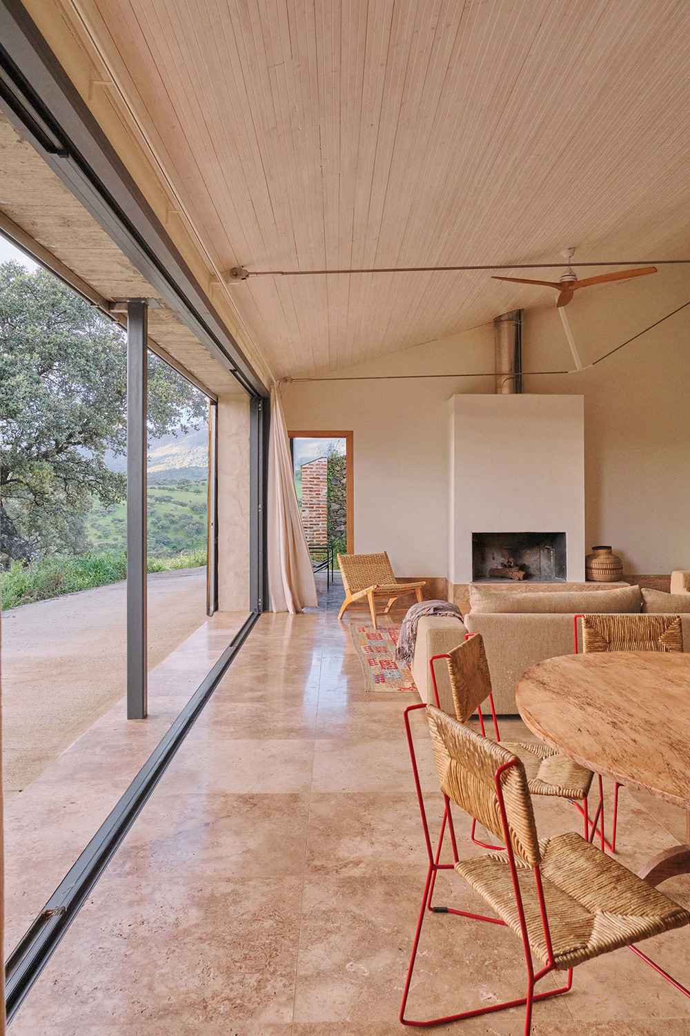 salon et salle à manger avec baies vitrées maison rénovée décoration méditerranéenne 