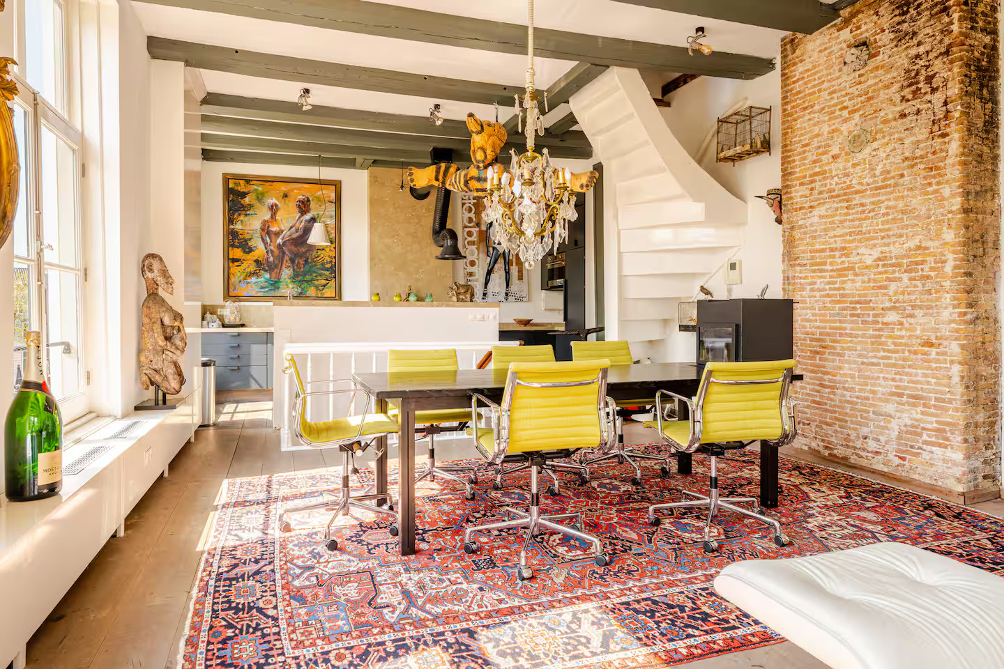salon et salle à manger avec poutres décoration vintage et colorée salon et salle à manger avec poutres décoration vintage et colorée