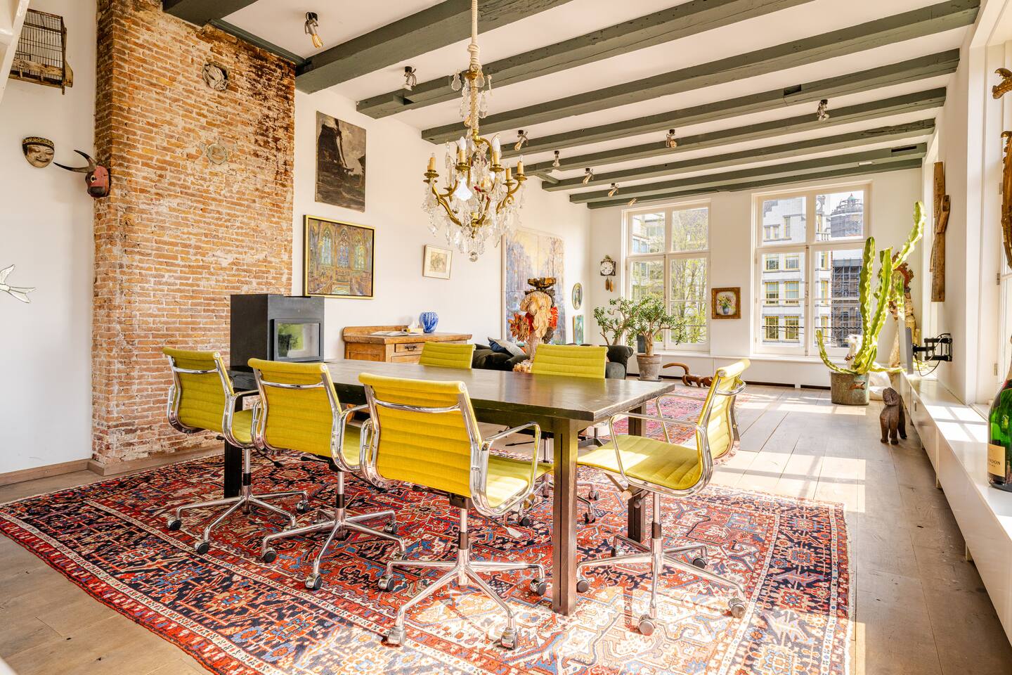 salon et salle à manger avec poutres décoration vintage et colorée salon et salle à manger avec poutres décoration vintage et colorée