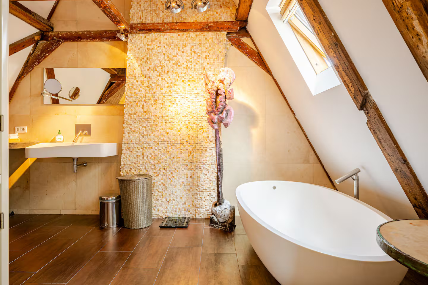 salle de bain design mansardée avec poutres salle de bain design mansardée avec poutres