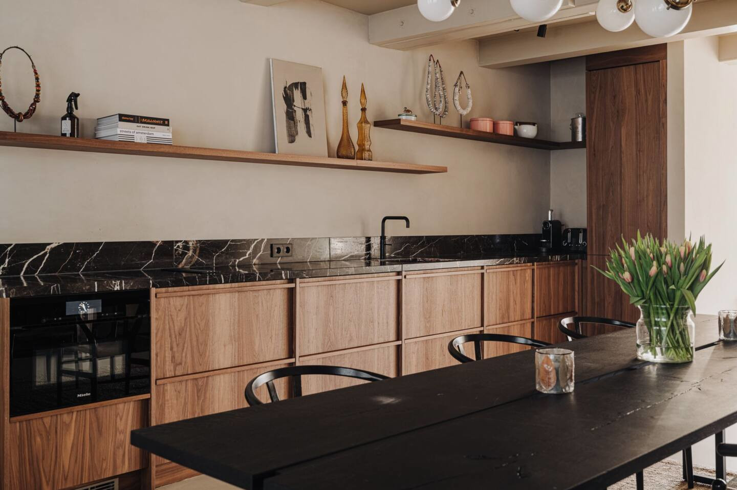 cuisine bois et marbre noir et salle à manger chaises wishbone décoration contemporaine cuisine bois et marbre noir et salle à manger chaises wishbone décoration contemporaine