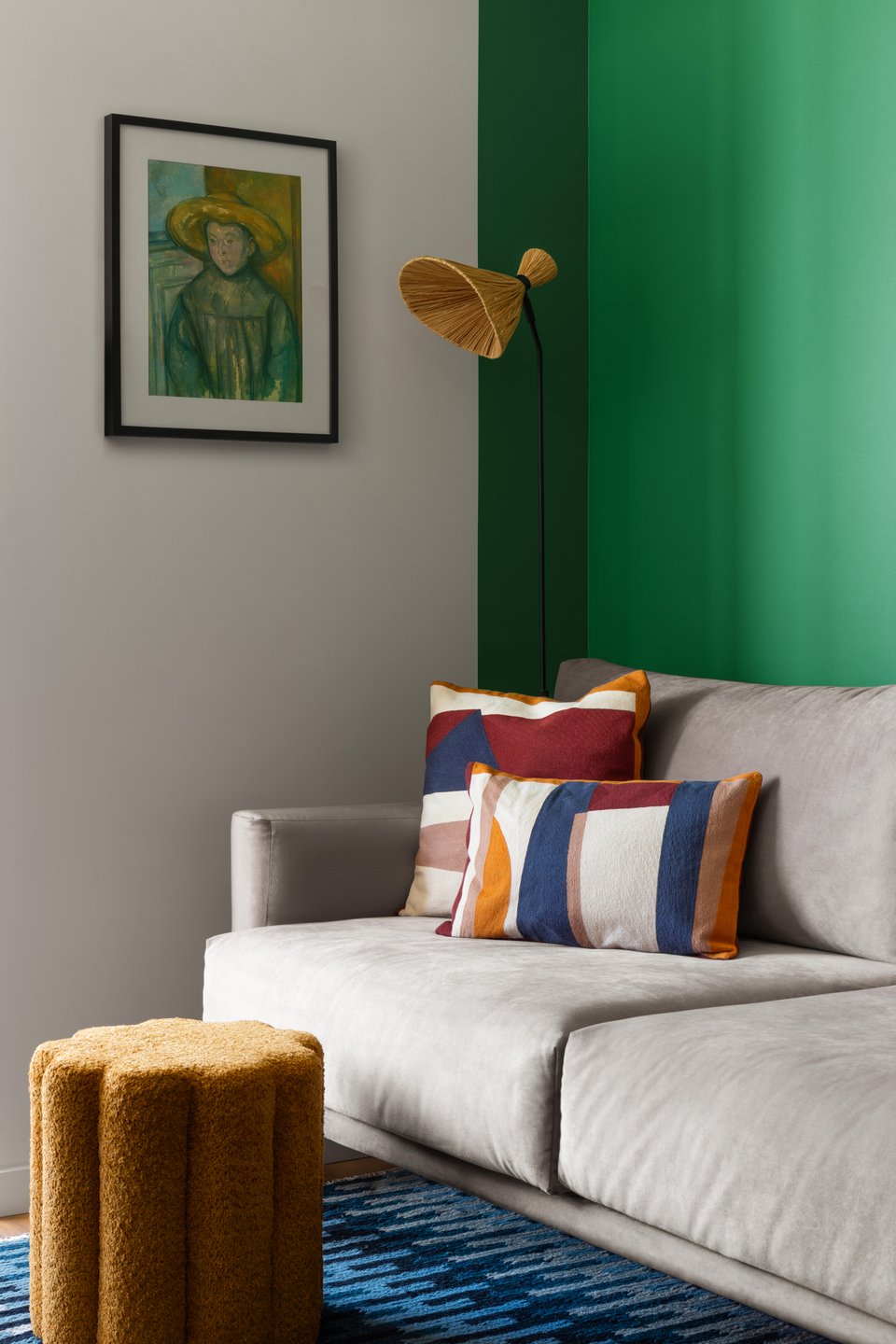 salon mur vert canapé gris appartement 45m2