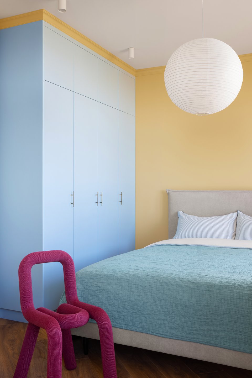chambre mur jaune placard bleu appartement 45m2