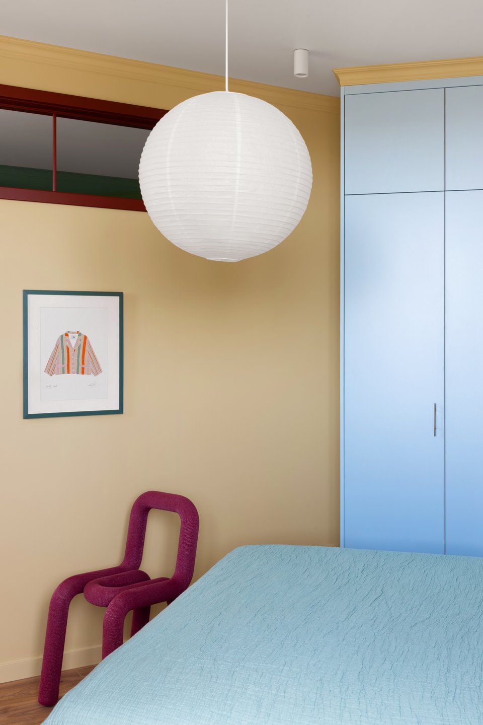 chambre mur jaune placard bleu appartement 45m2