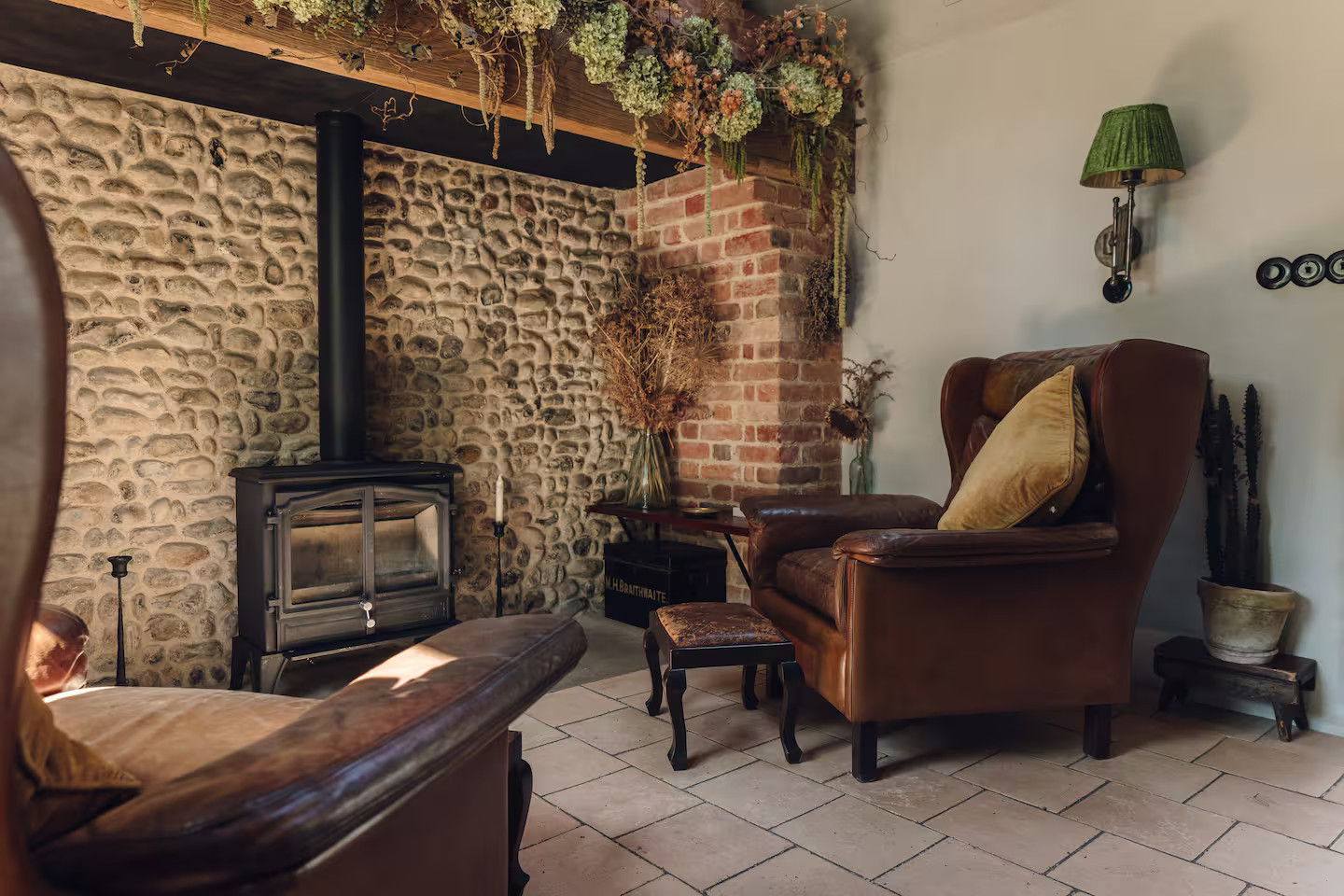 salon avec fauteuils club cottage en pierres Spinks Nest salon avec fauteuils club cottage en pierres Spinks Nest