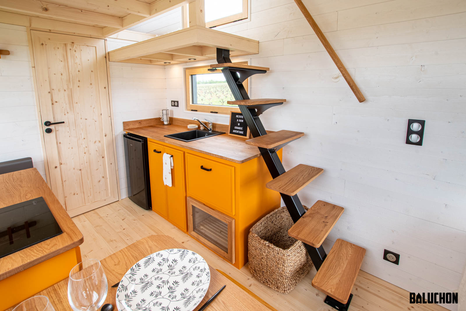 cuisine et escalier dans salon mini maison mobile cuisine et escalier dans salon mini maison mobile