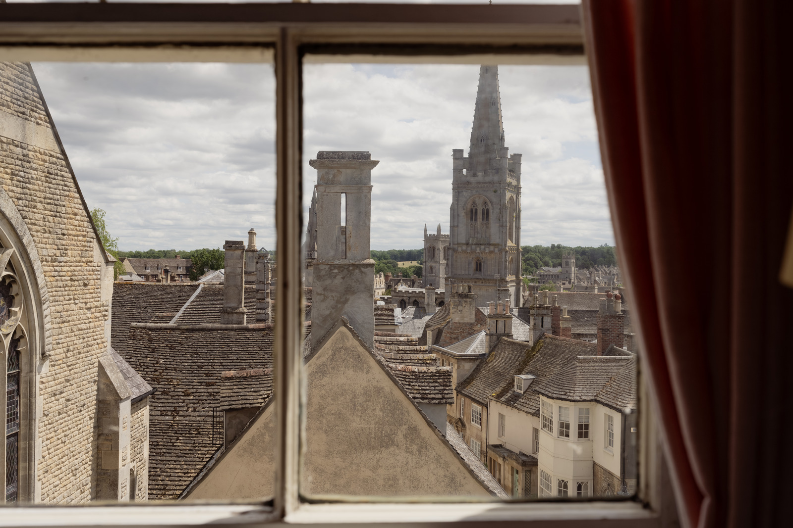vue ville anglaise à travers fenêtre