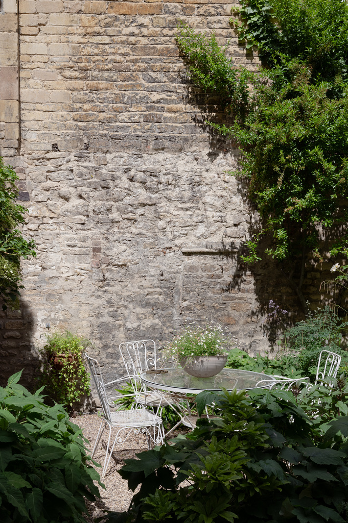 jardin entourée de hauts murs