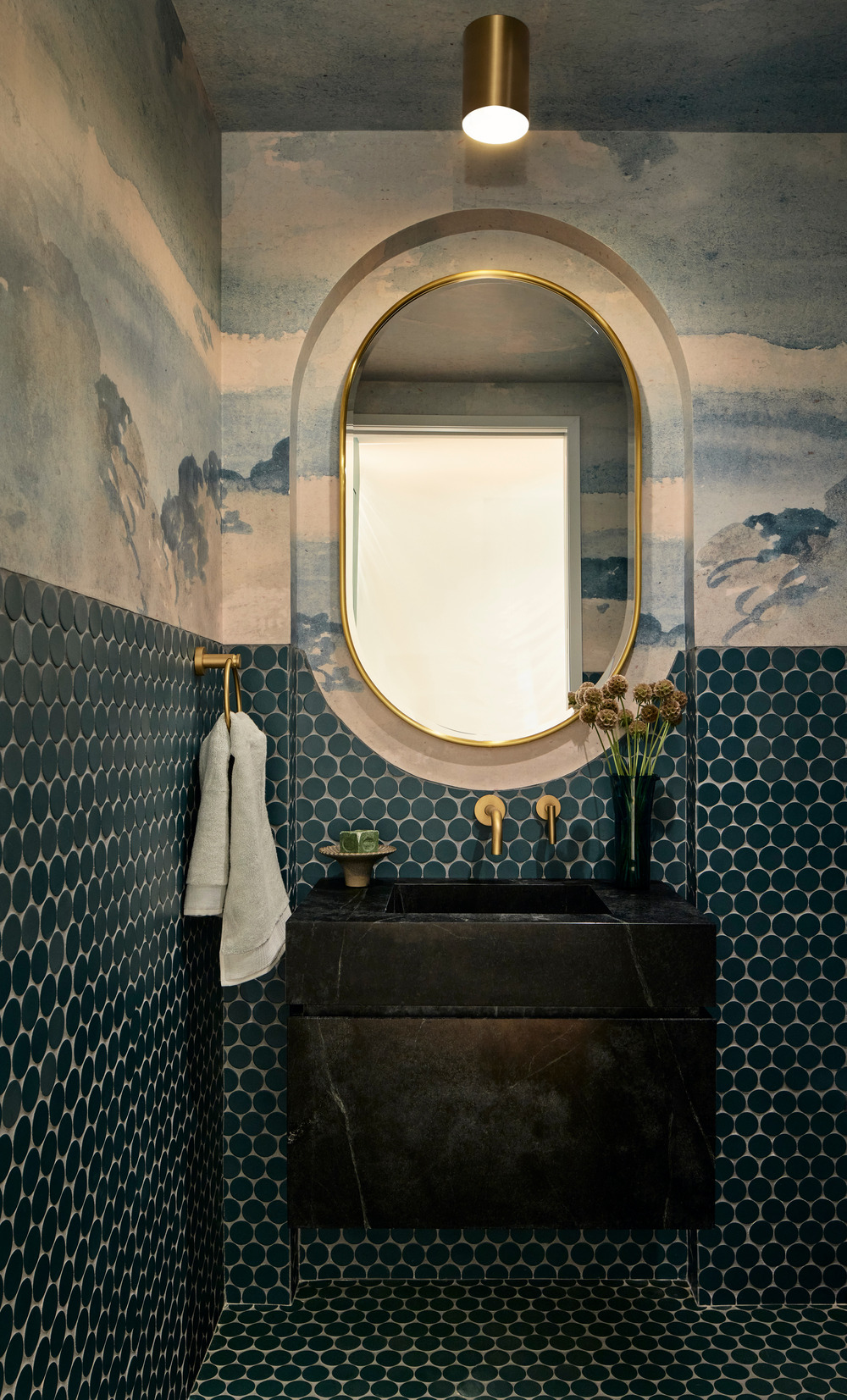 salle de bain bleue et noire