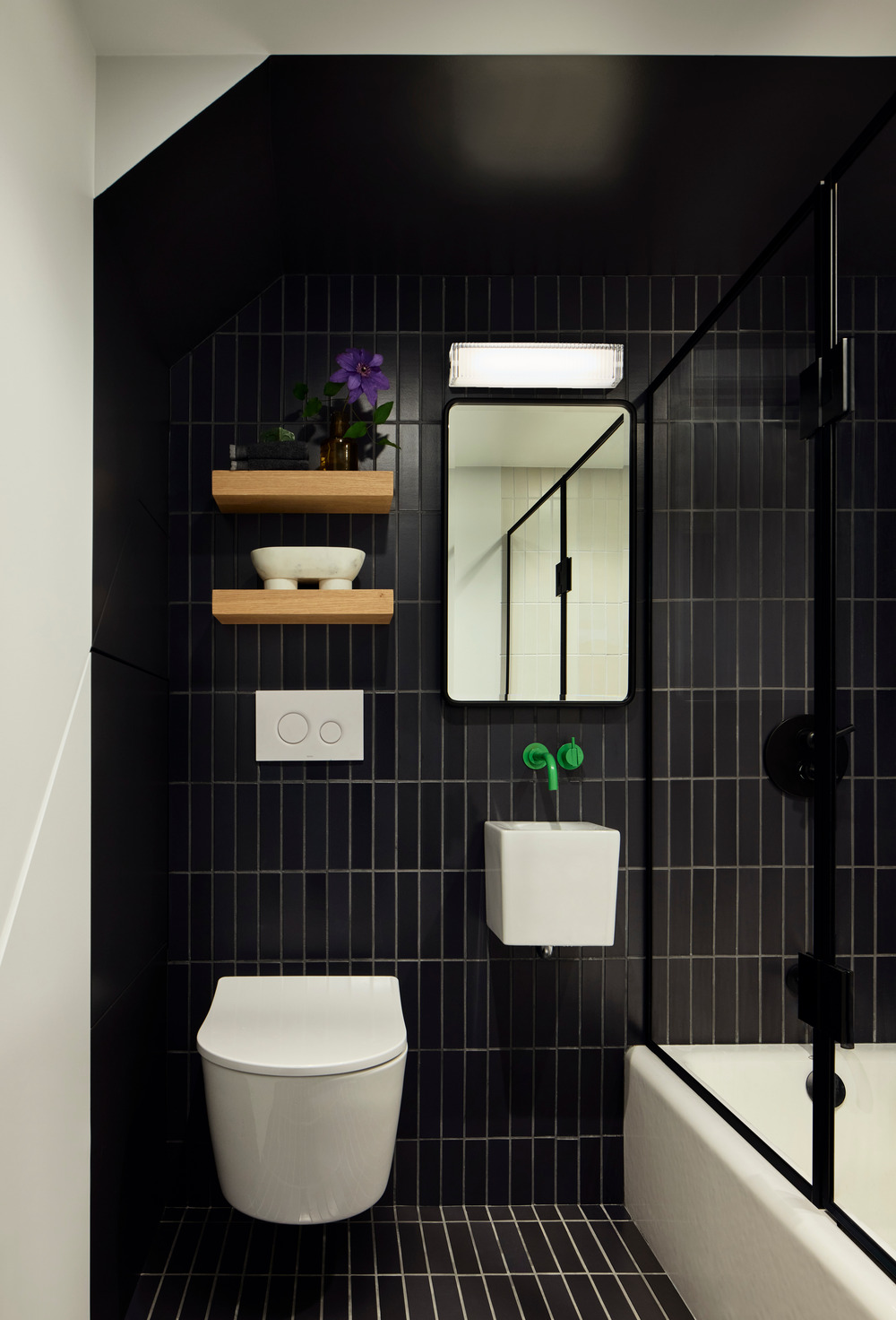 salle de bain blanche et noire design