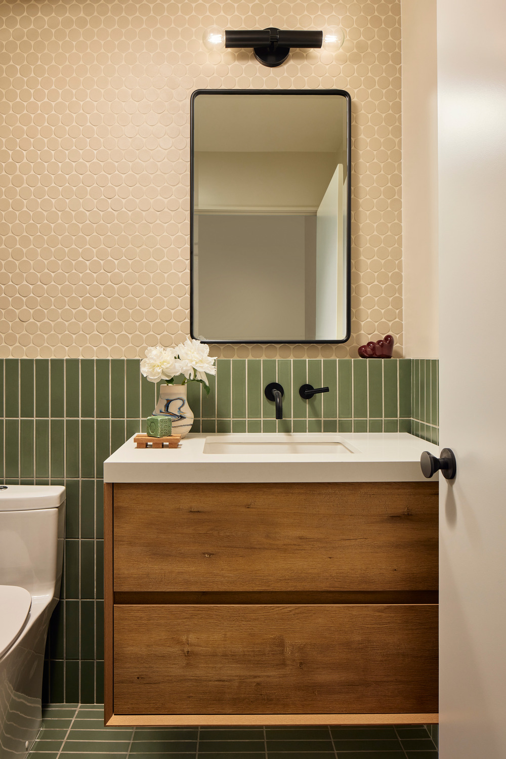 salle de bain verte et bois
