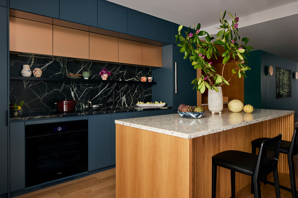 cuisine bleue avec îlot bois décoration contemporaine