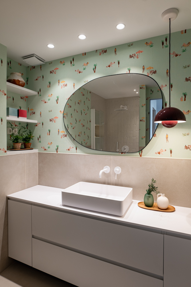 salle de bain avec papier-peint vert