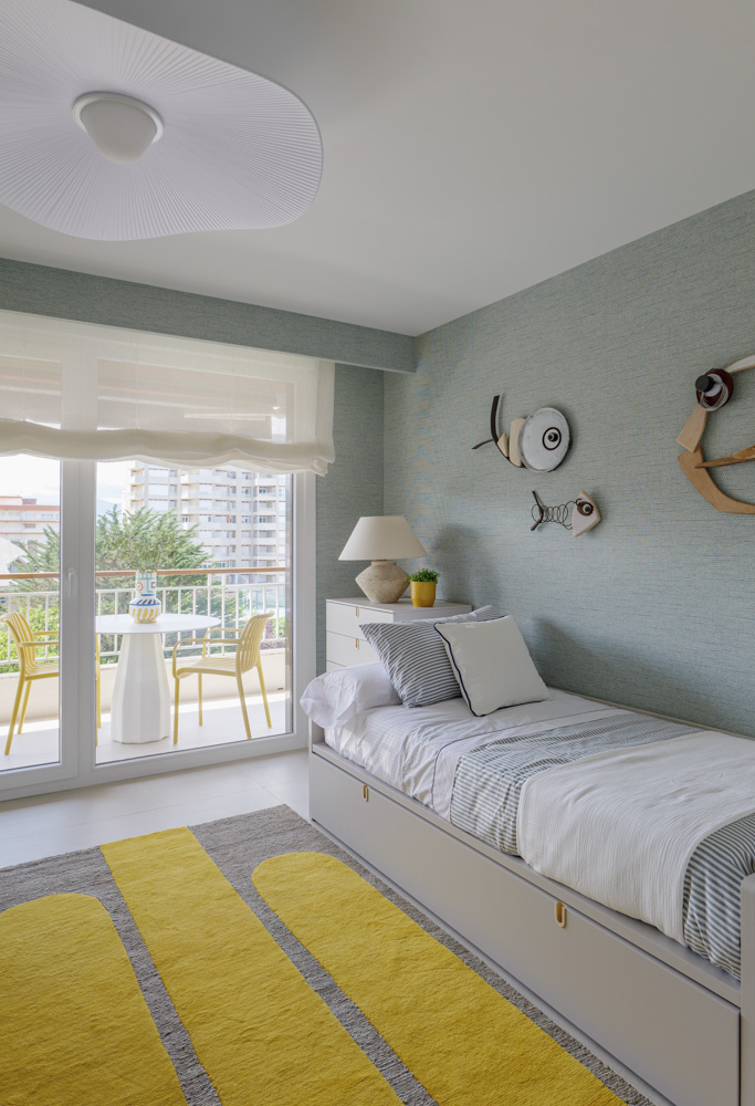 chambre décoration contemporaine et colorée bleu et jaune