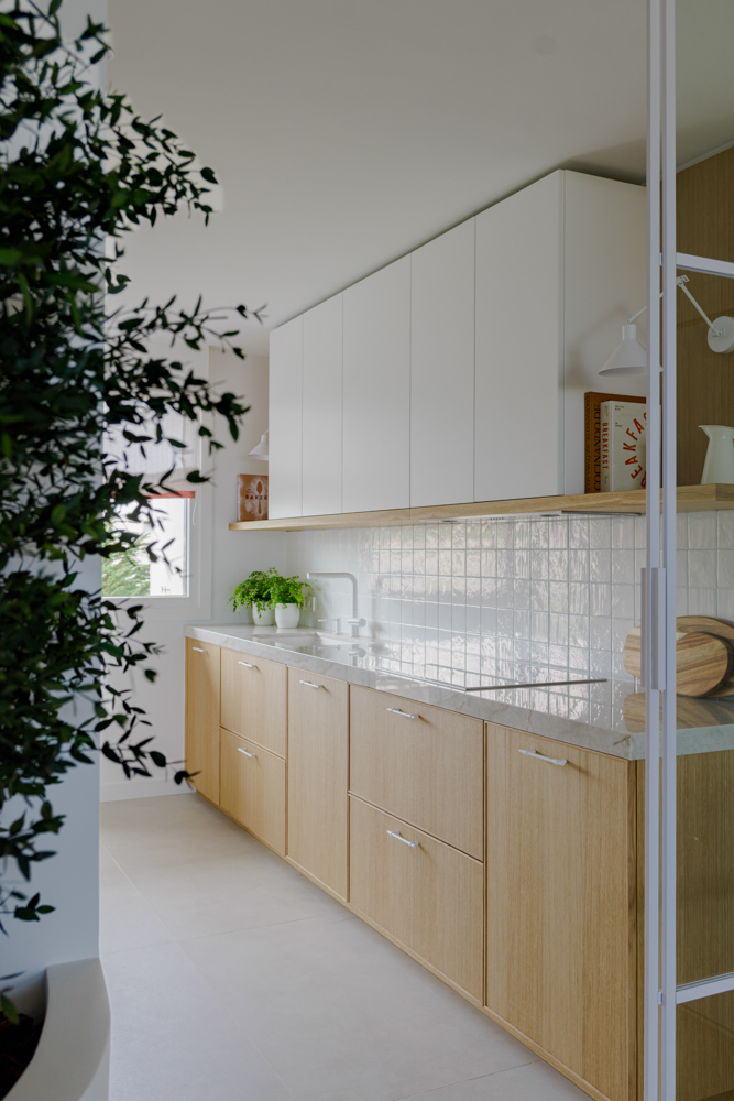 cuisine verrière blanche décoration contemporaine appartement bord de mer