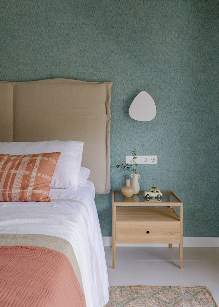 chambre décoration contemporaine et colorée bleu et corail