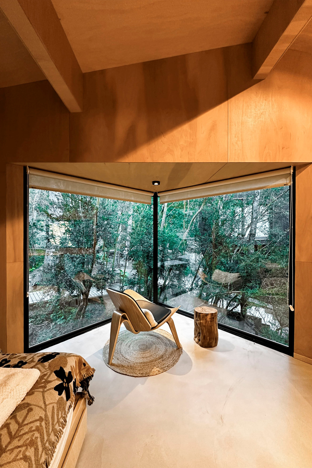 chambre avec baie vitrée en angle murs bois décoration naturelle et design chambre avec baie vitrée en angle murs bois décoration naturelle et design