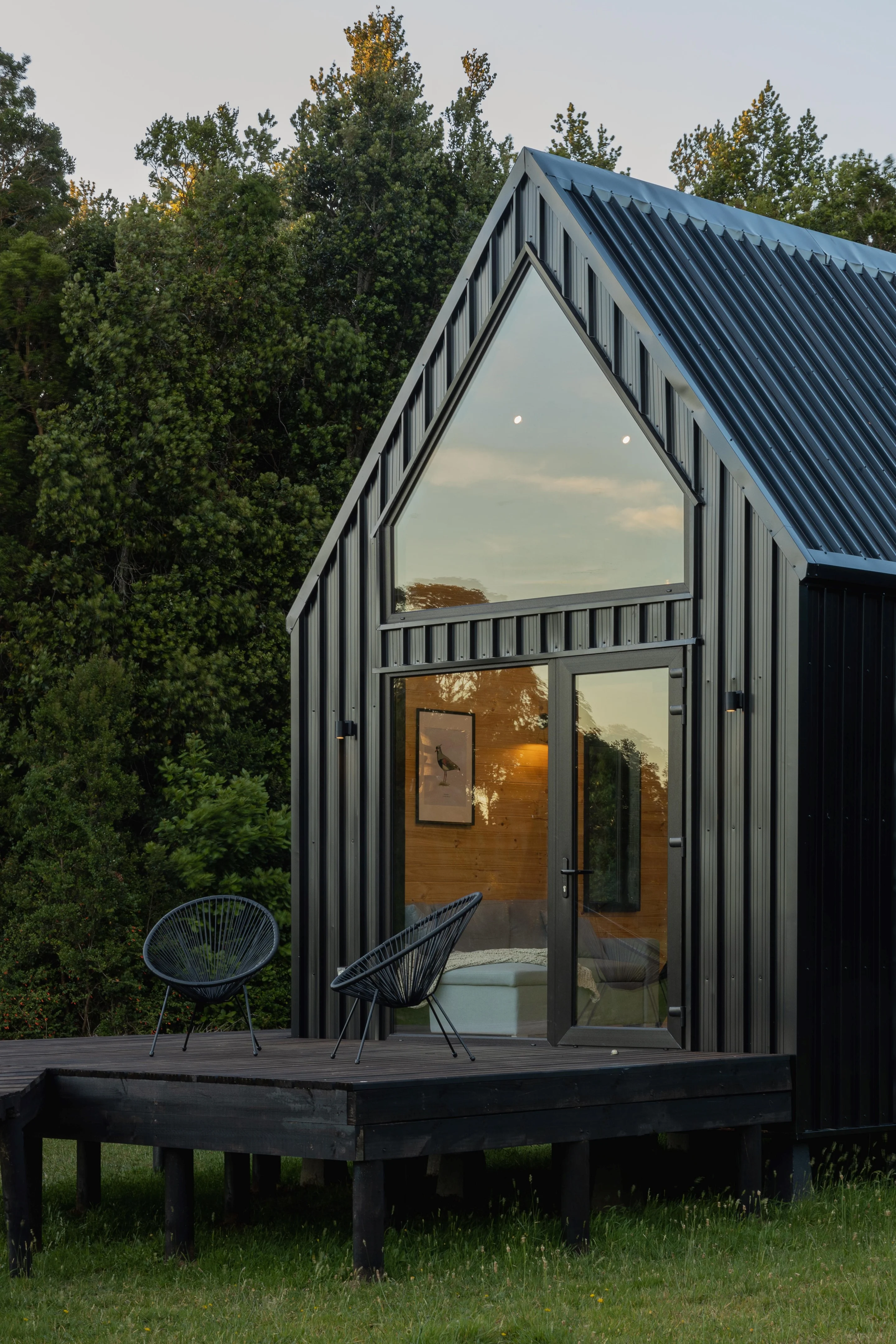 petite maison en bois noir de 18m2 cabane Auro