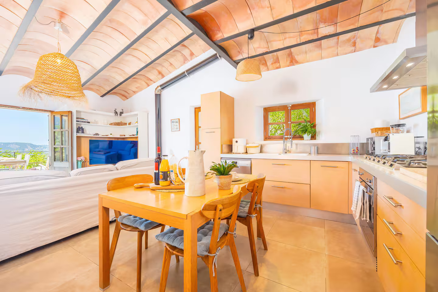 cuisine ouverte plafond catalan décoration rustique maison Majorque Els Abats