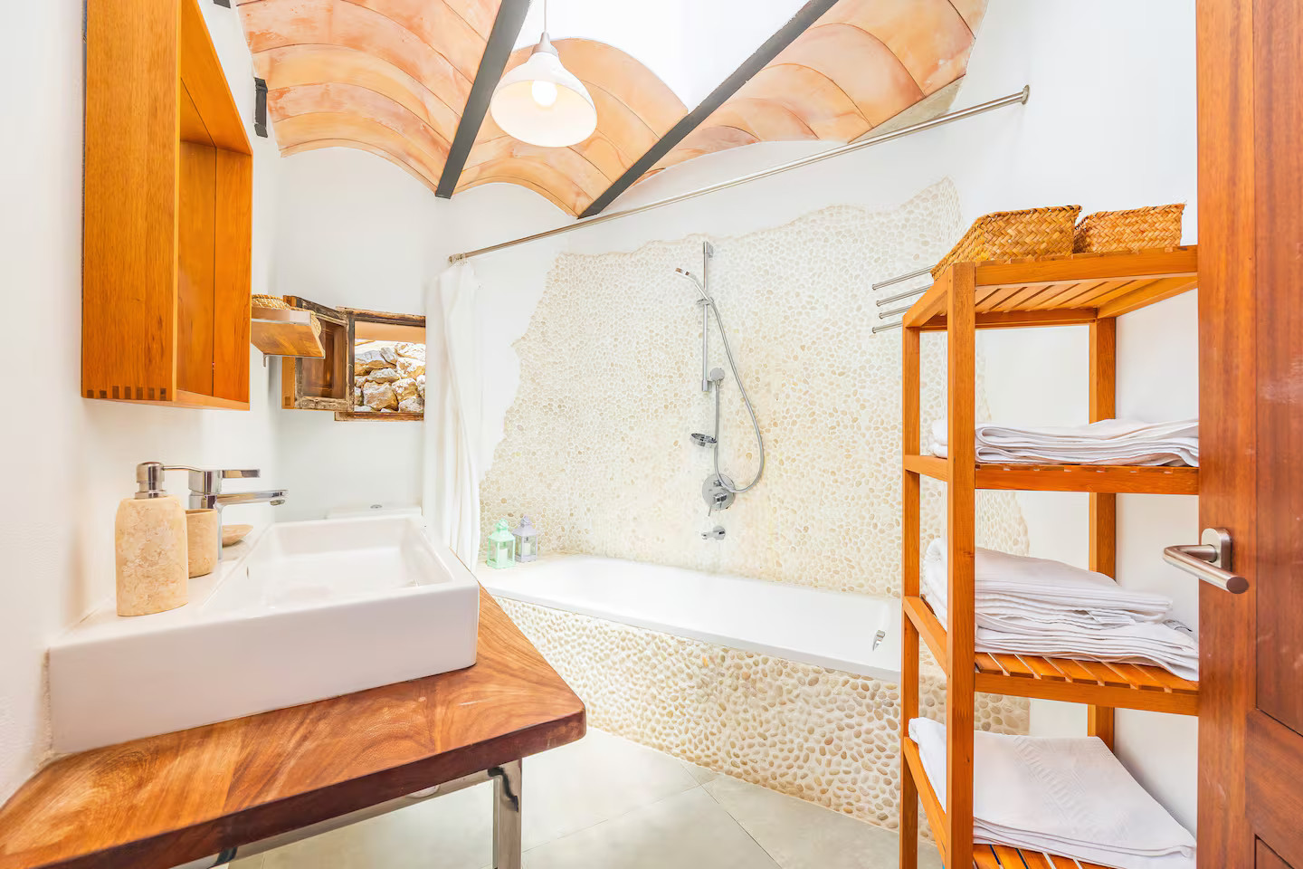 salle de bain galets plafond catalan décoration rustique maison Majorque Els Abats