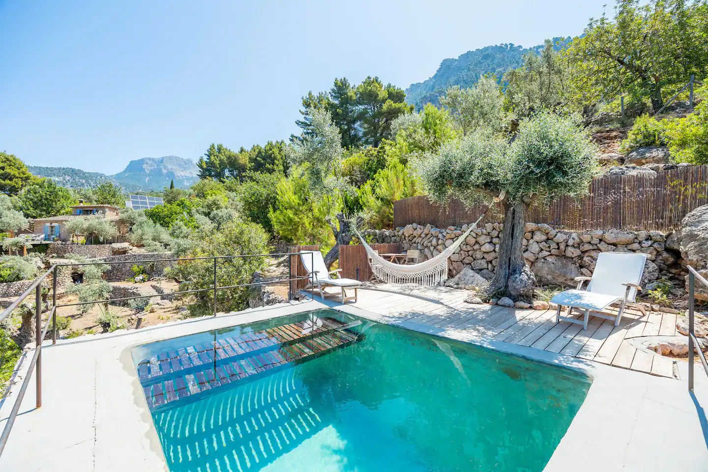 terrasse avec petite piscine moins de 10m2 maison en pierres Majorque Els Abats