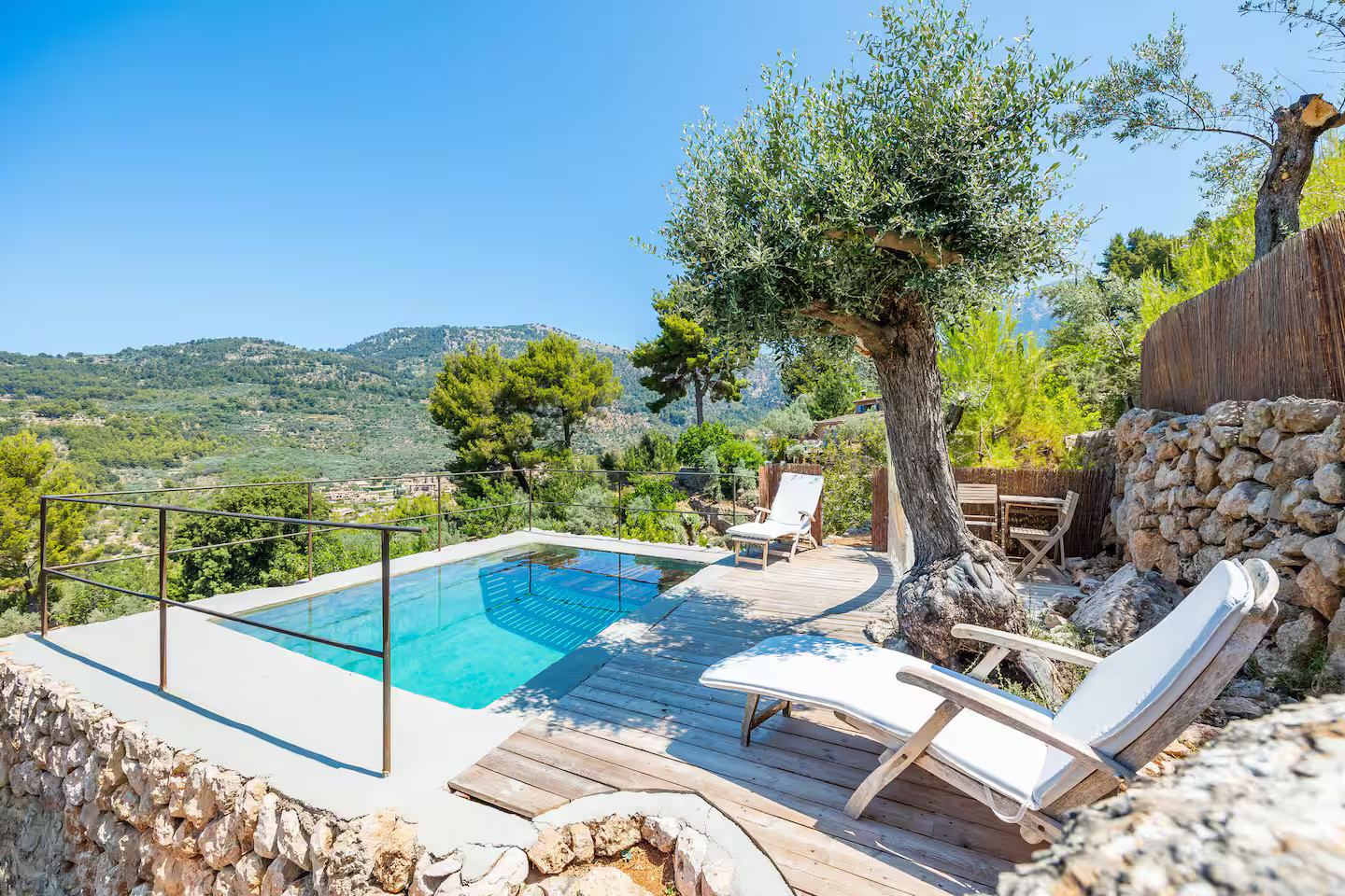 terrasse avec petite piscine moins de 10m2 maison en pierres Majorque Els Abats