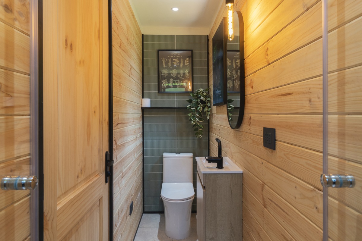 salle de bain verte et bois tiny house cabane Auro