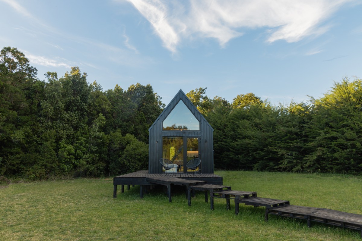 petite maison en bois noir de 18m2 cabane Auro
