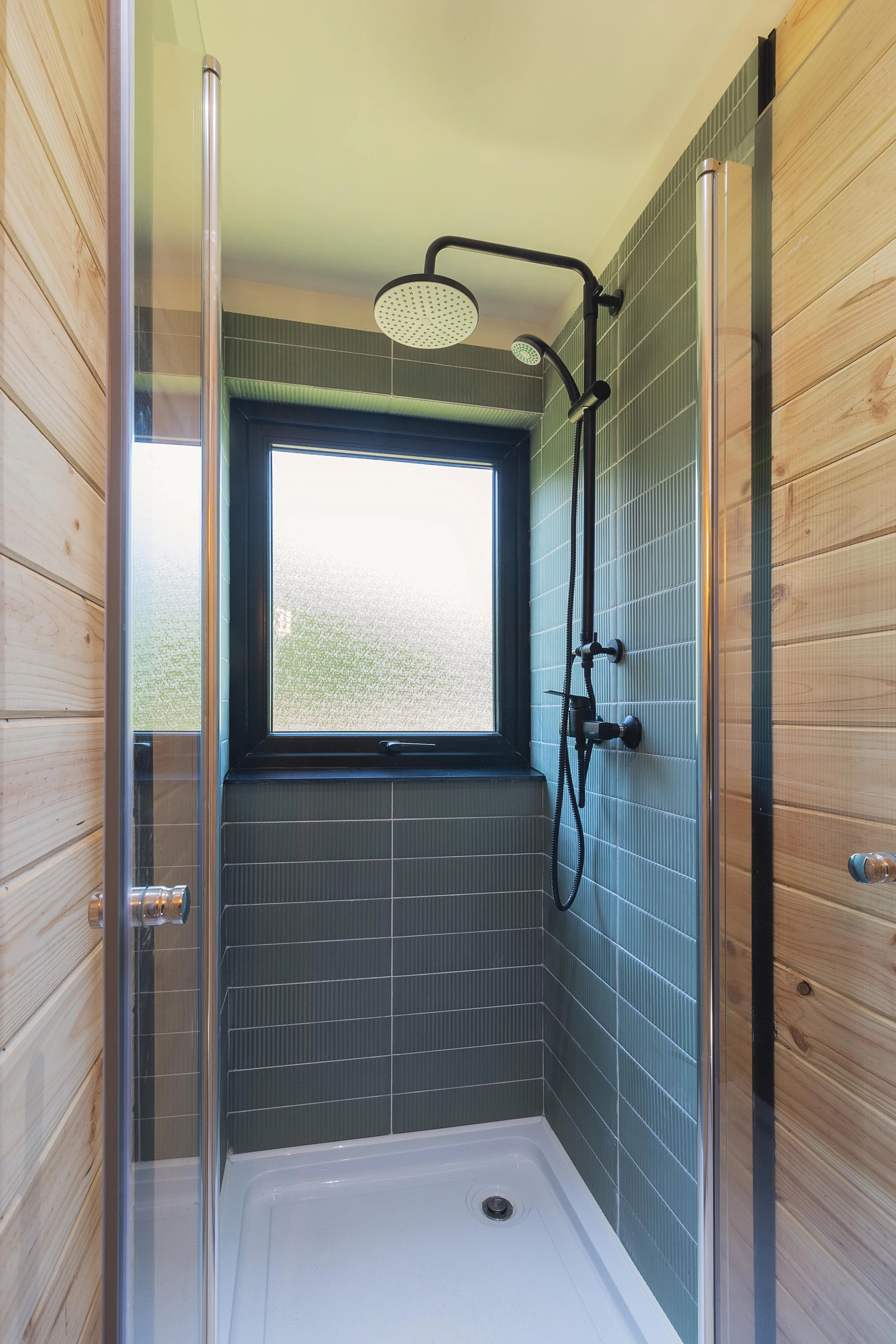 salle de bain verte et bois tiny house cabane Auro