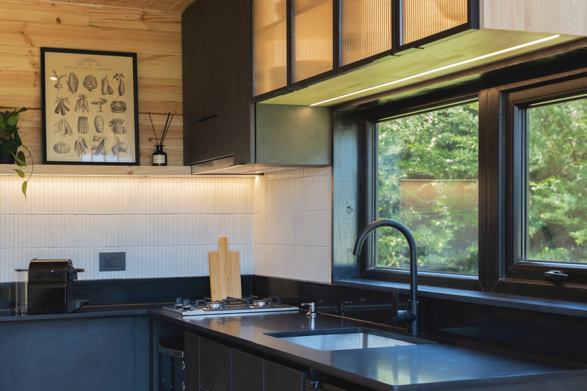 cuisine design noire petite maison en bois noir de 18m2 cabane Auro