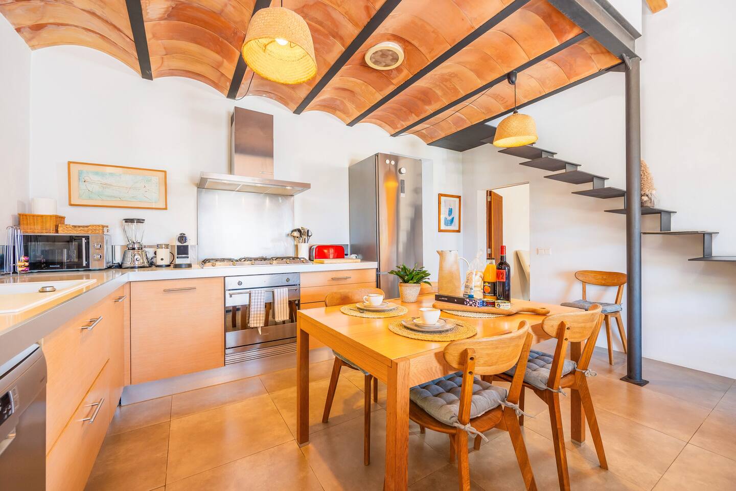 cuisine ouverte plafond catalan décoration rustique maison Majorque Els Abats