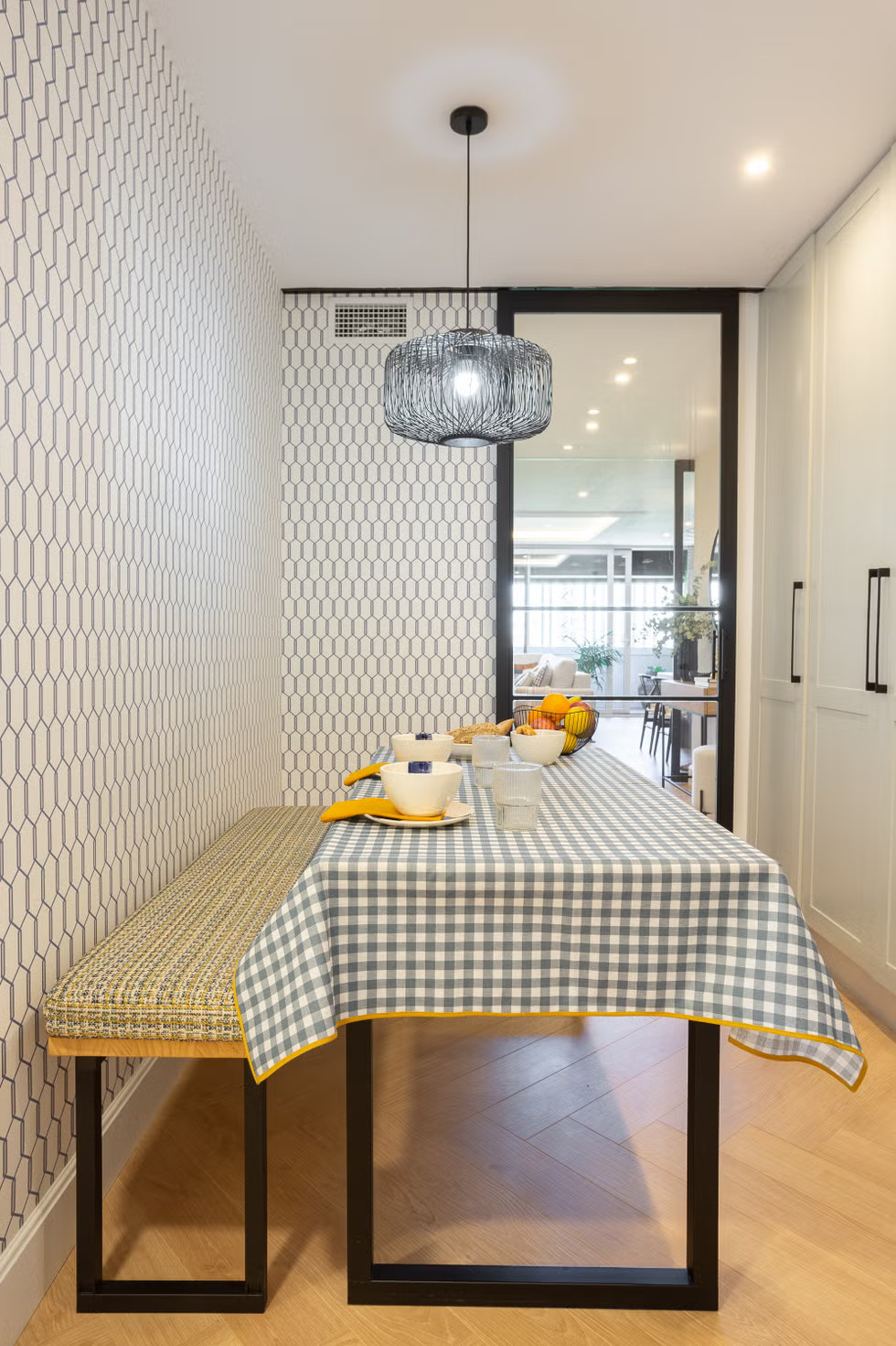 espace repas avec banc décoration contemporaine appartement rénové Madrid espace repas avec banc décoration contemporaine appartement rénové Madrid