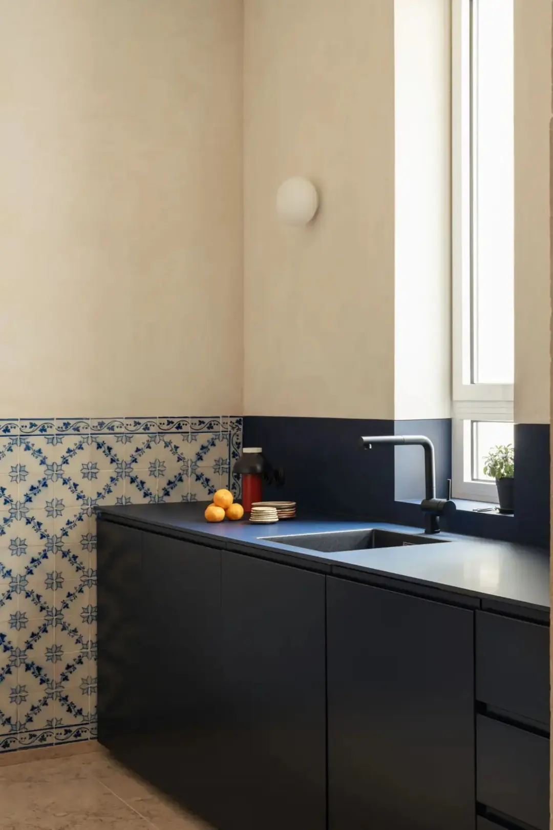 cuisine moderne noire avec carrelaga portugais ancien azulejo