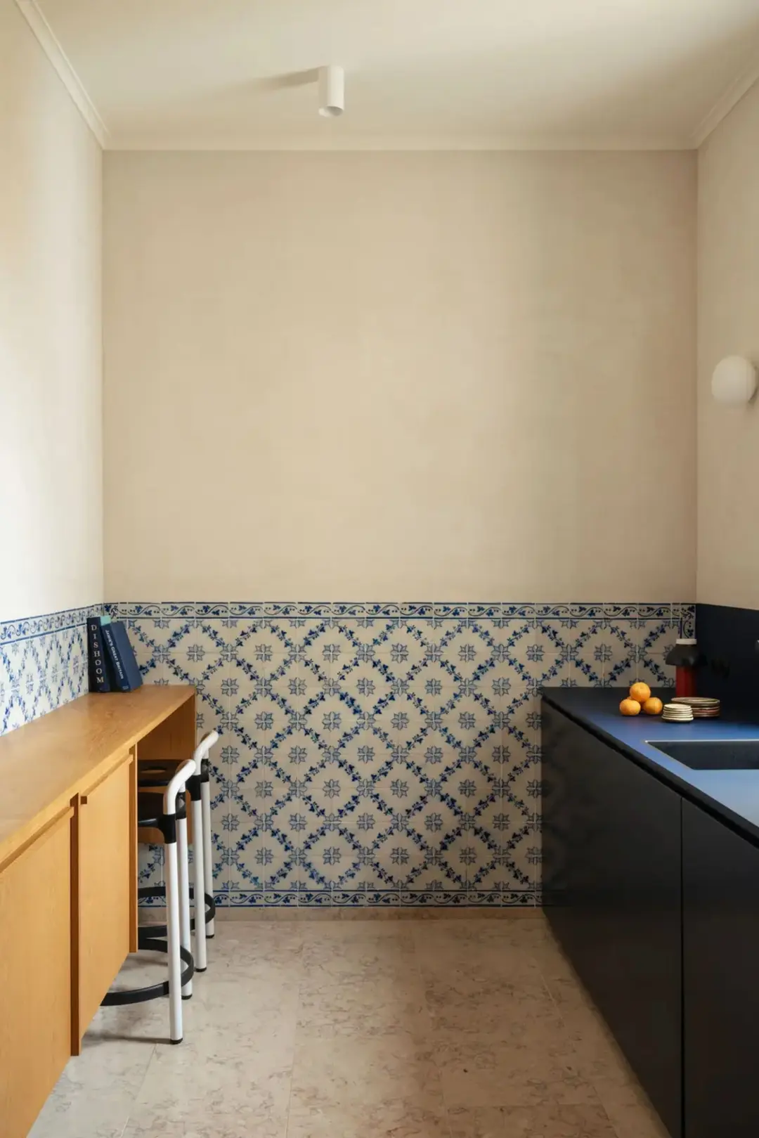 cuisine moderne noire avec carrelaga portugais ancien azulejo