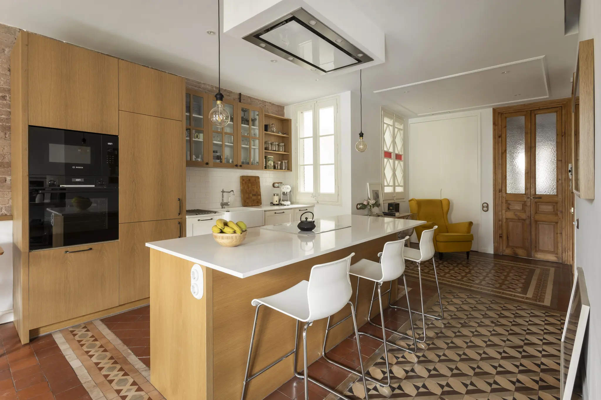 cuisine ouverte sol céramique Nolla appartement rénové décoration contemporaine