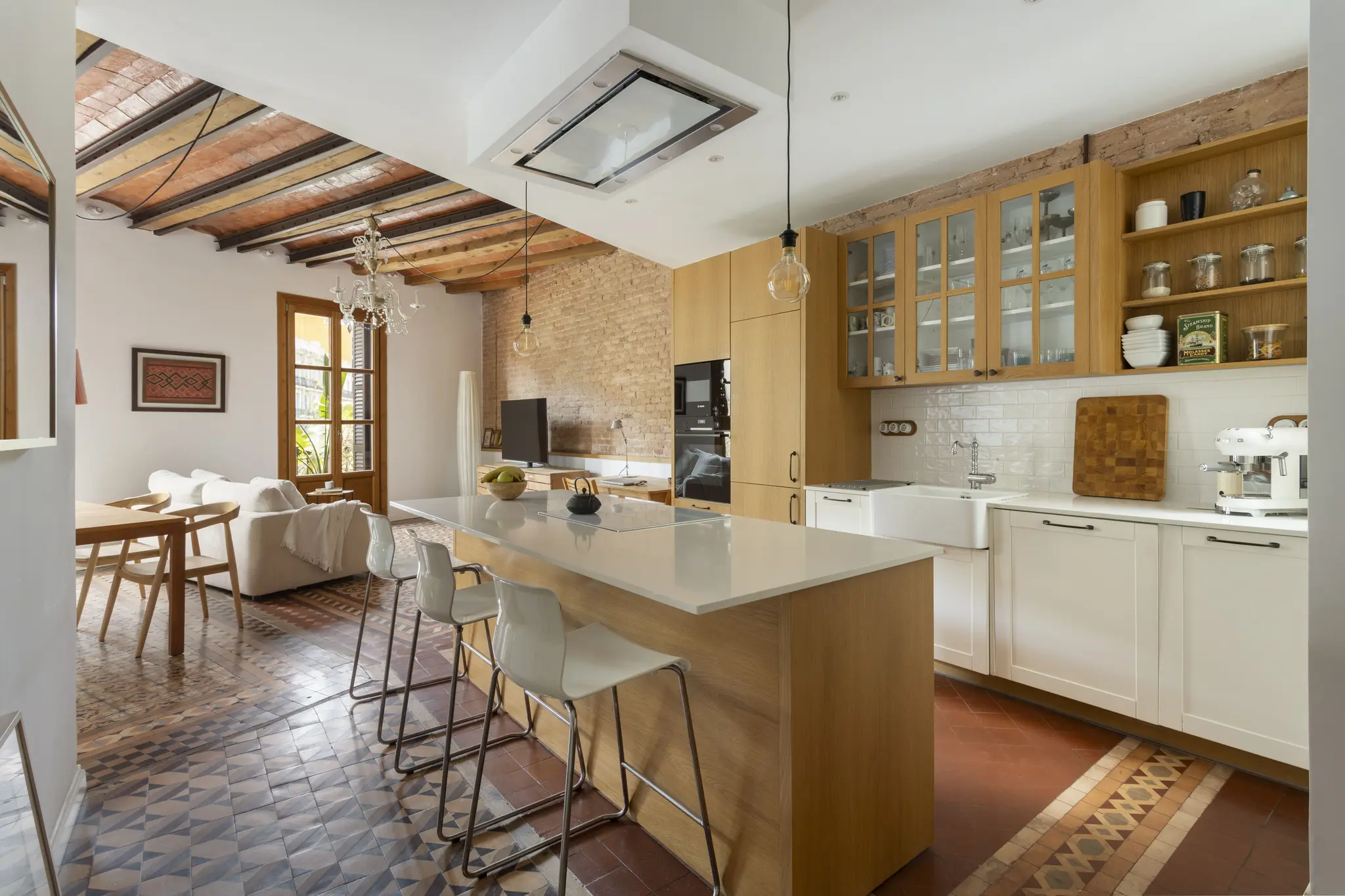 cuisine ouverte sol céramique Nolla appartement rénové décoration contemporaine