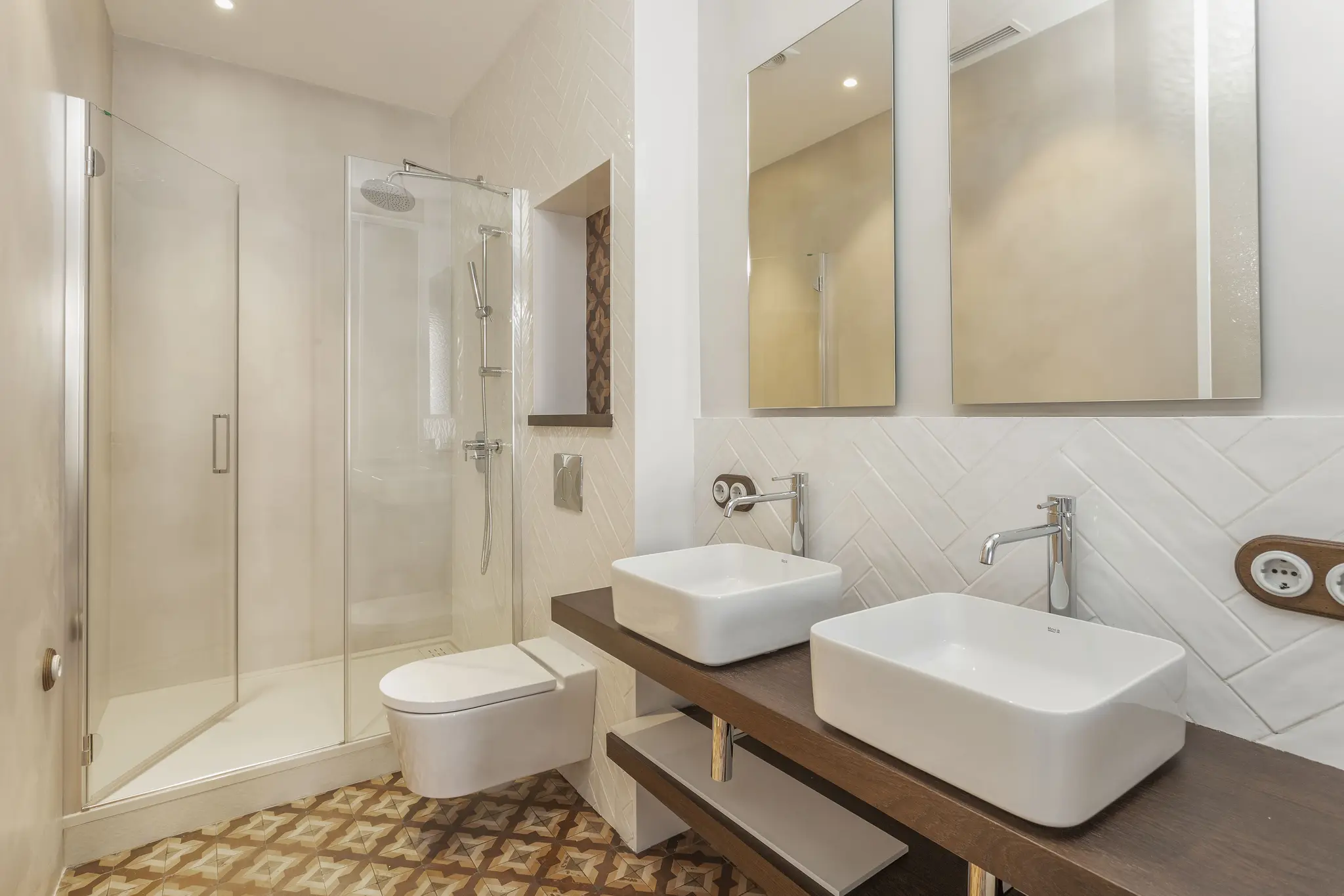 salle de bain sol céramique Nolla appartement rénové décoration contemporaine