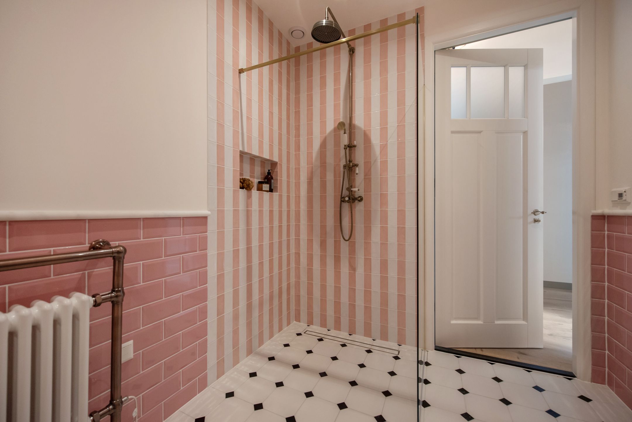 salle de bain rétro carrelage rose carrelage sol cabochons salle de bain rétro carrelage rose carrelage sol cabochons