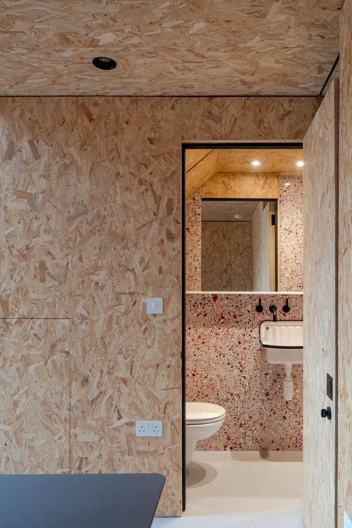 chambre avec salle de bain design murs et plafond OSB chambre avec salle de bain design murs et plafond OSB