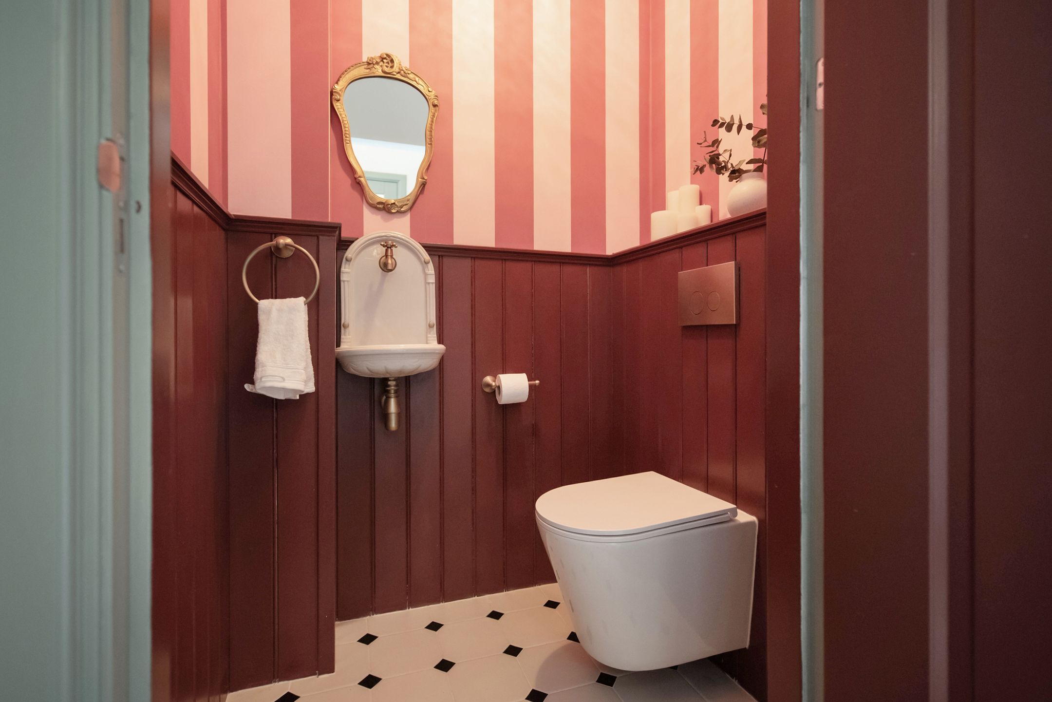 toilettes papier-peint rayures roses soubassement bordeaux sol cabochons toilettes papier-peint rayures roses soubassement bordeaux sol cabochons