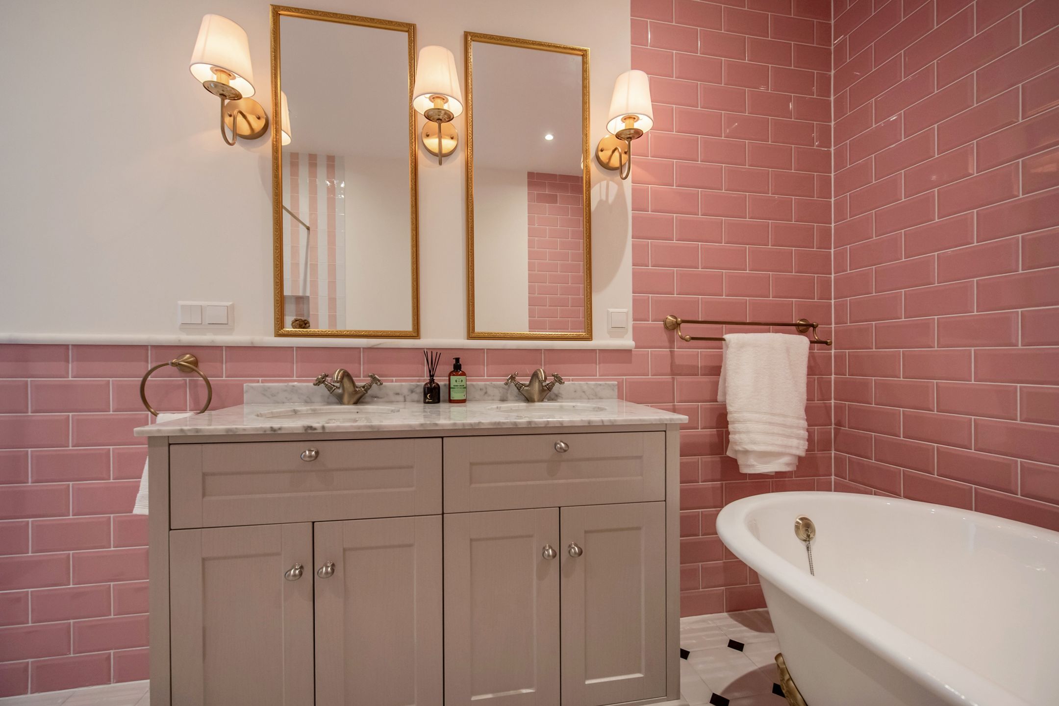 salle de bain rétro carrelage rose baignoire sur pieds salle de bain rétro carrelage rose baignoire sur pieds