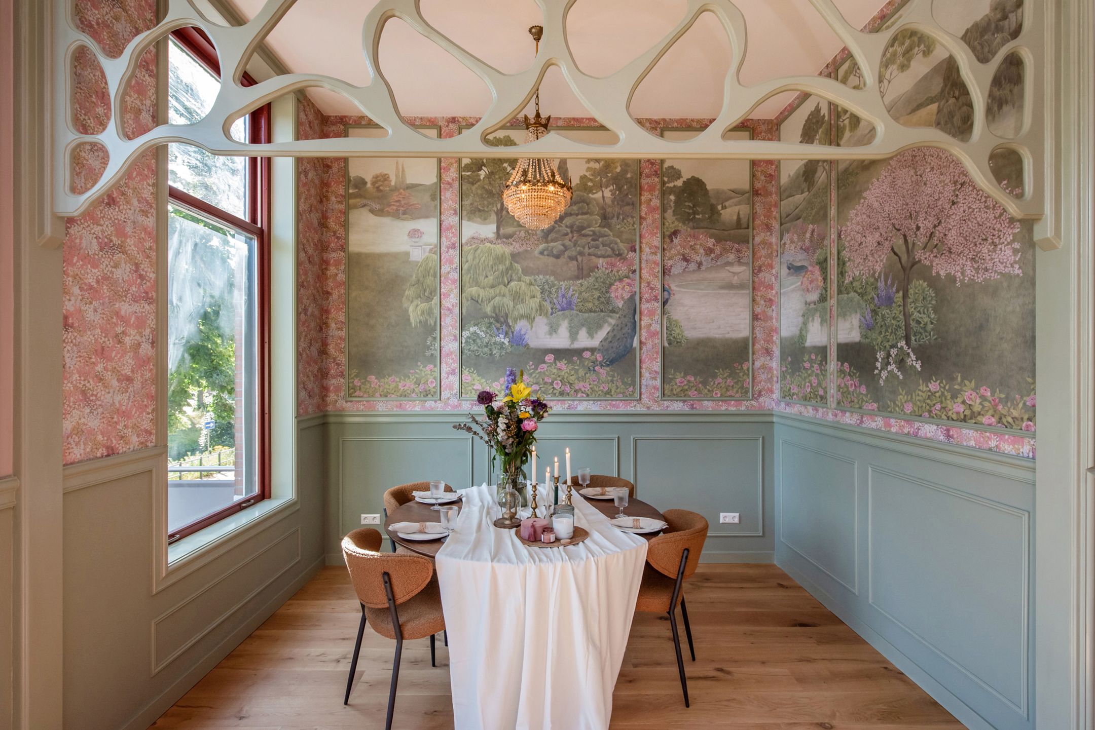 salle à manger décoration rose et verte dans appartement Art Nouveau salle à manger décoration rose et verte dans appartement Art Nouveau