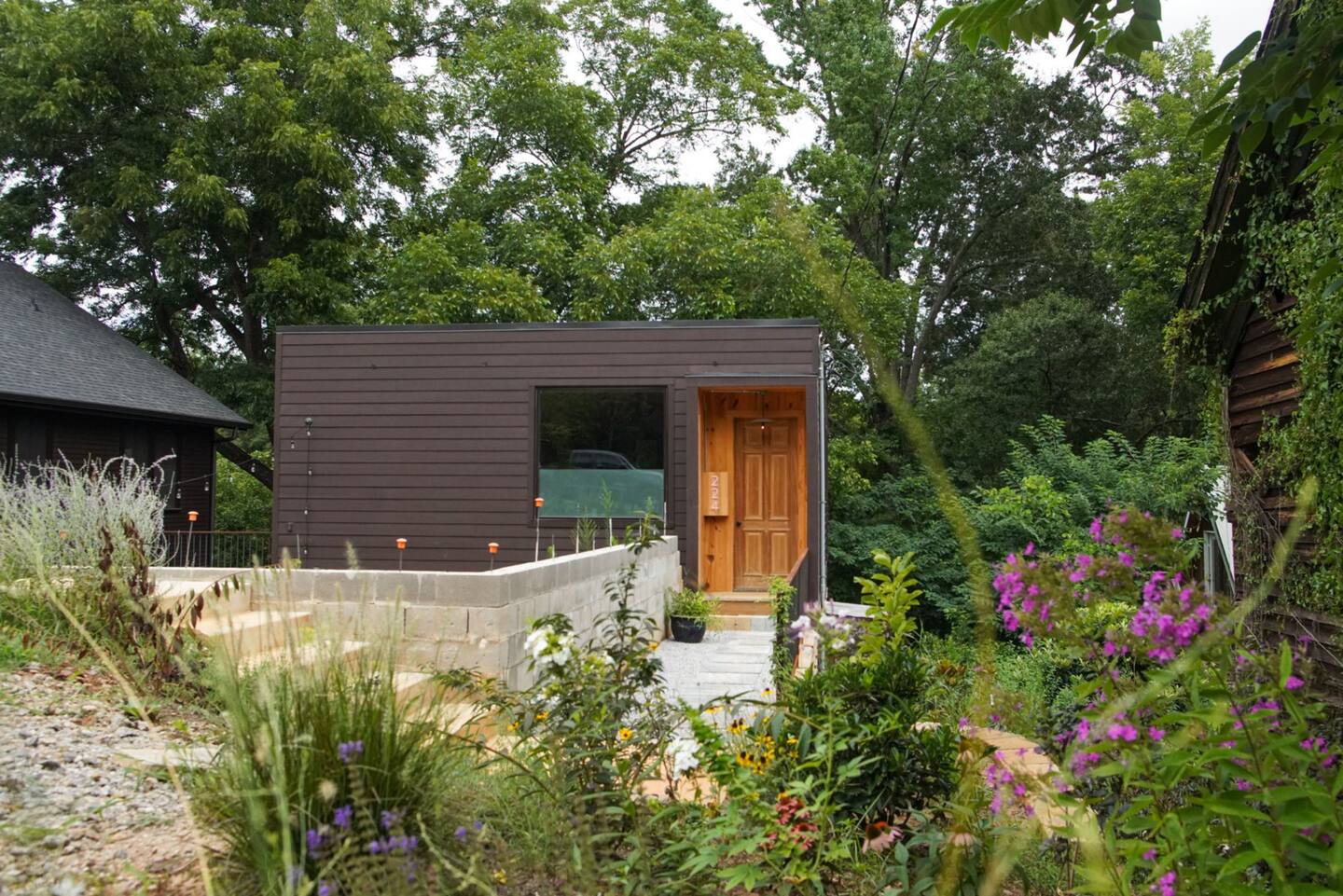 petite maison additionnelle dans le jardin type ADU pour invités et amis petite maison additionnelle dans le jardin type ADU pour invités et amis