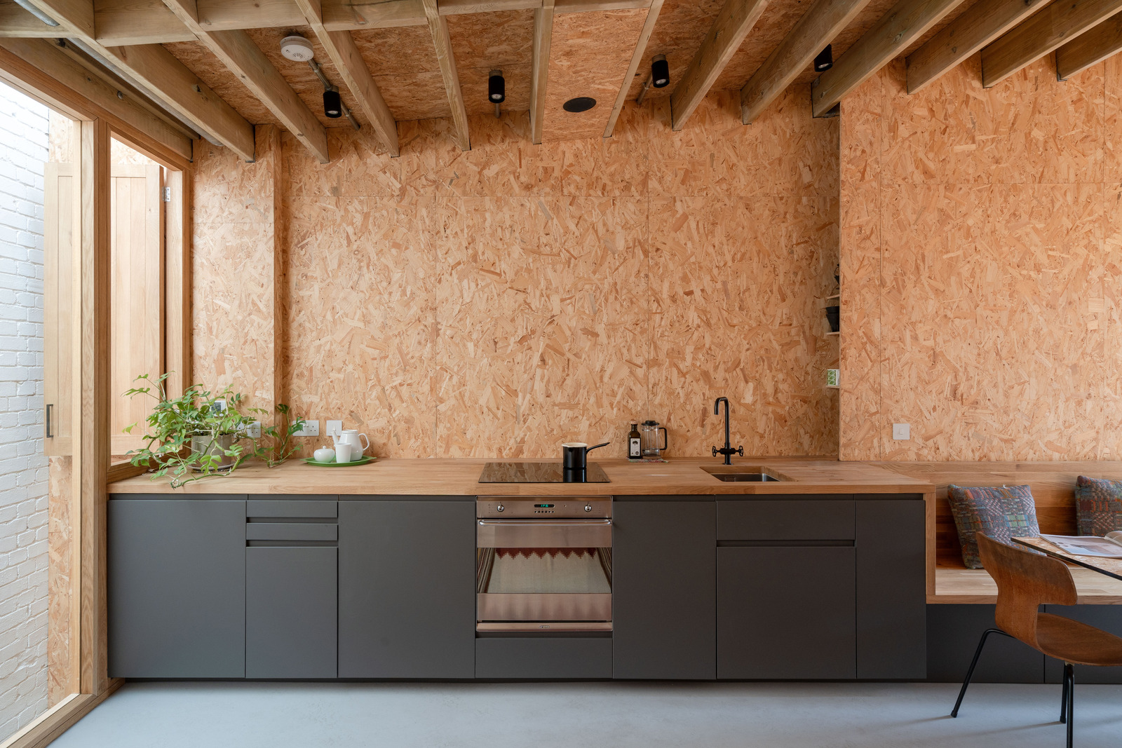 cuisine ouverte grise design murs OSB petite maison 51m2 cuisine ouverte grise design murs OSB petite maison 51m2