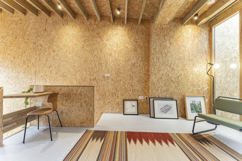 salon design murs OSB petite maison 51m2 salon design murs OSB petite maison 51m2