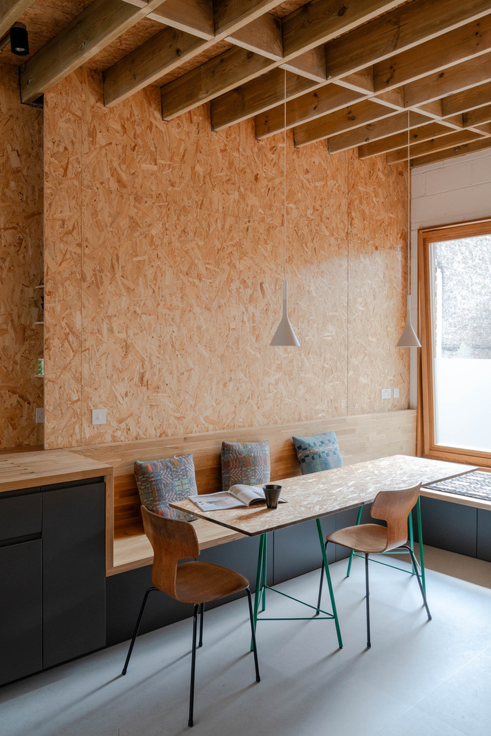 cuisine ouverte grise design et salle à manger murs OSB petite maison 51m2 cuisine ouverte grise design et salle à manger murs OSB petite maison 51m2