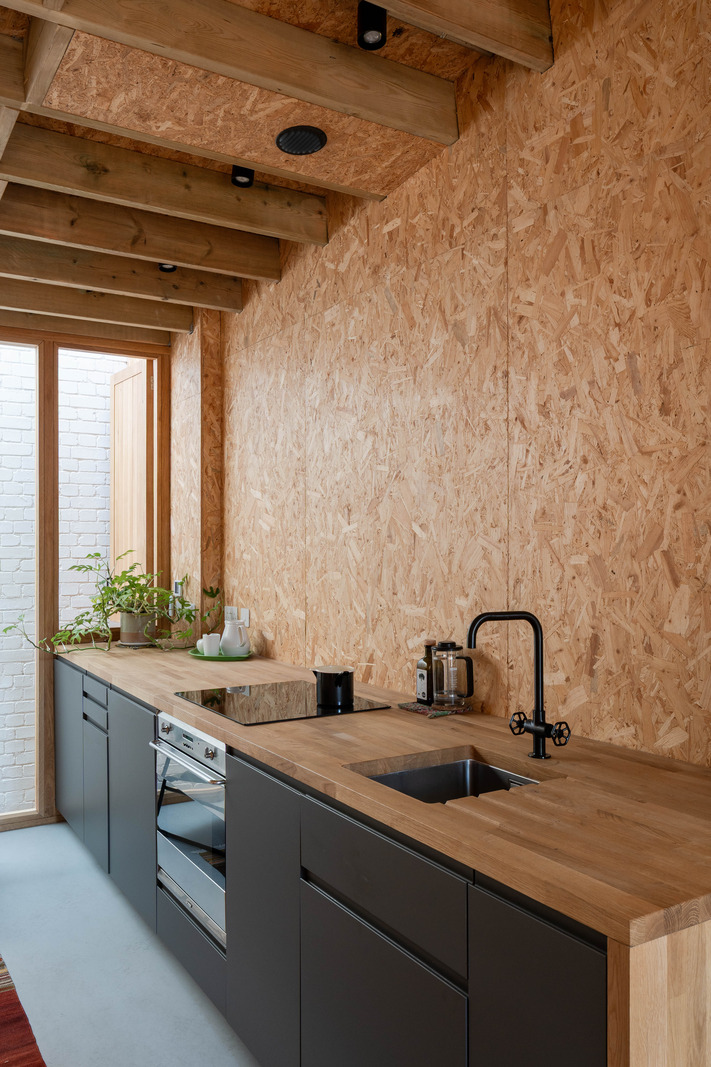 cuisine ouverte grise design murs OSB petite maison 51m2 cuisine ouverte grise design murs OSB petite maison 51m2